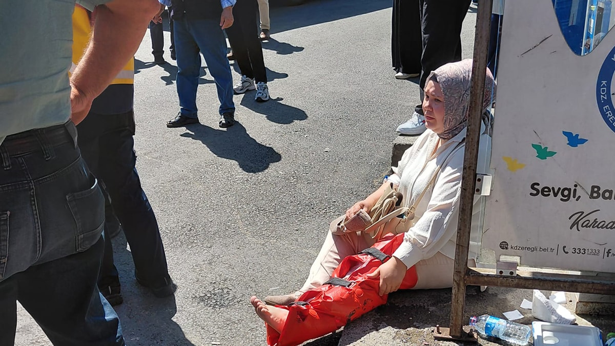 El Freni Çekilmeyen Otomobil Yayaların Arasına Daldı: 5 Yaralı