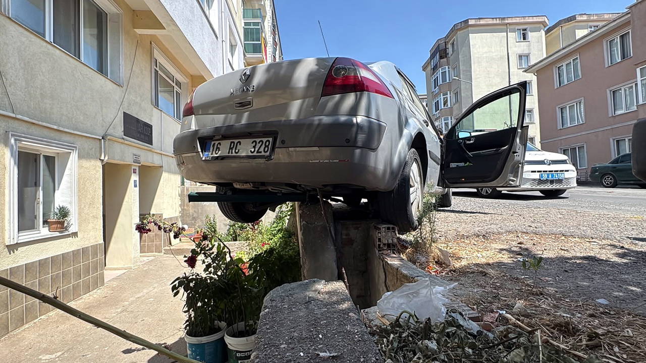 El Freni Unutulan Otomobil, İstinat Duvarında Asılı Kaldı