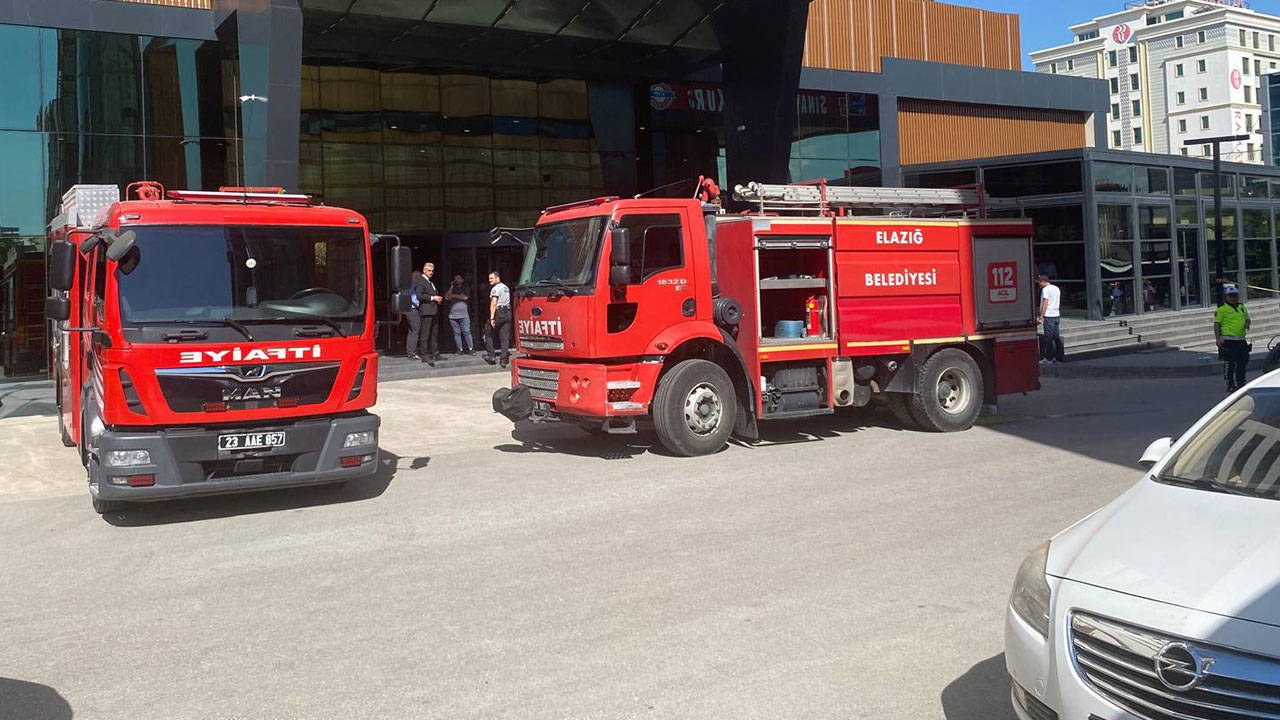 Elazığ'da 12 katlı otelin çatı katında yangın: 10 kişi dumandan etkilendi