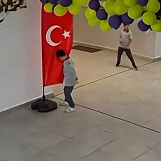 Elazığ'da 2. sınıf öğrencisi oyunu bırakıp bayrağı öptü