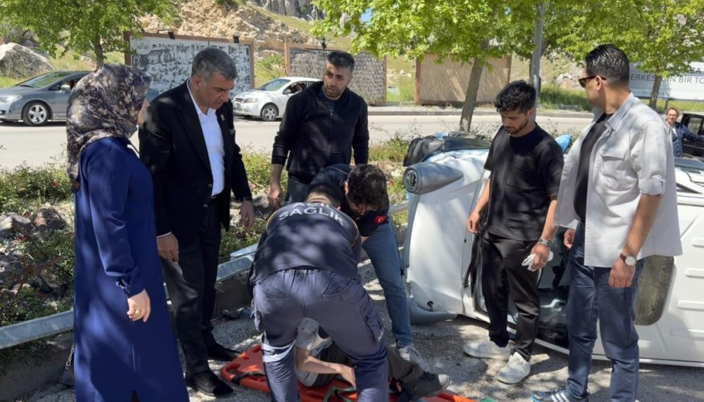 Elazığ'da elektrikli araç devrildi: Yaralı çocuğa milletvekili müdahale etti