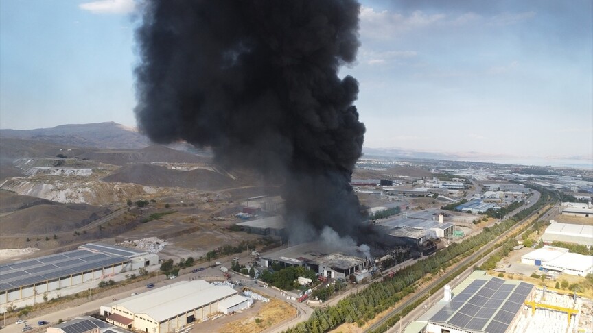 Elazığ'da Fabrikada Yangın: 5 İşçi Yaralandı, Yangın Söndürüldü