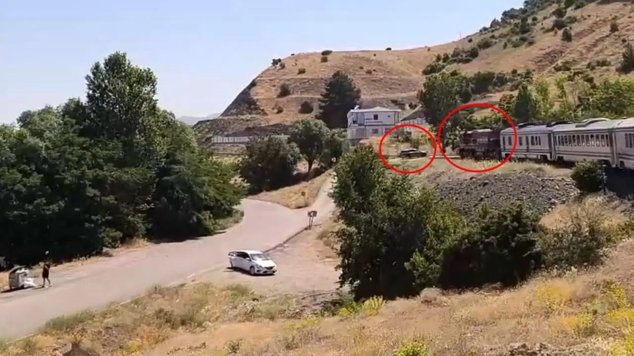 Elazığ'da hemzemin geçit kazası: Tren otomobile çarptı, o anlar kamerada