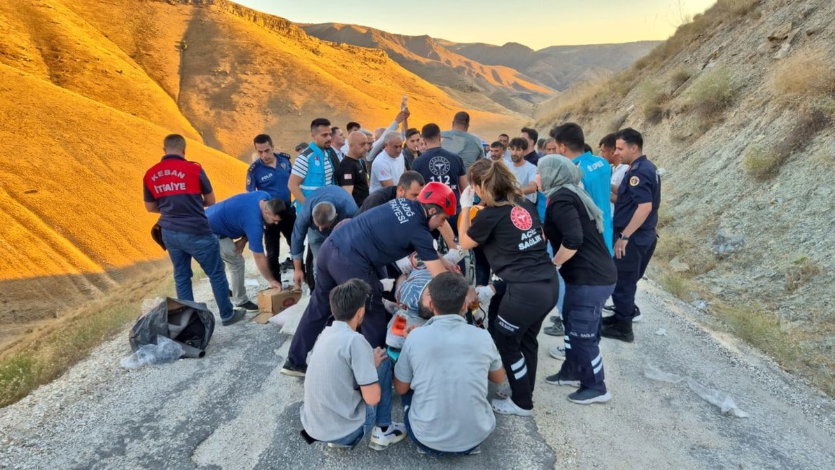 Elazığ Keban'da Minibüs Şarampole Devrildi: 13 Yaralı