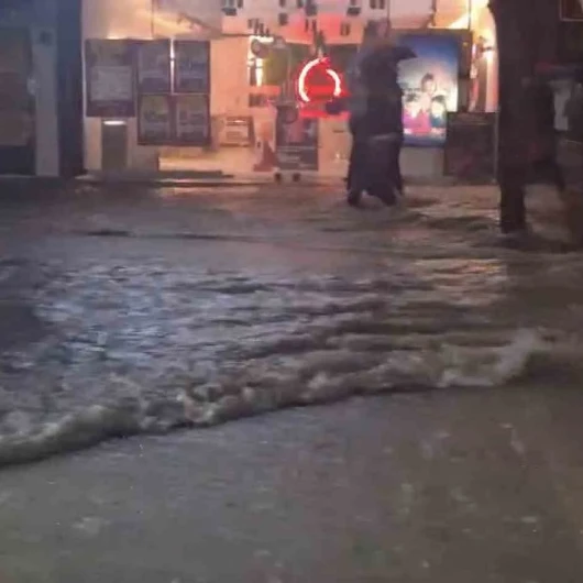 Elazığ'da Sağanak Felç Etti: Cadde ve Sokaklar Dereye Döndü
