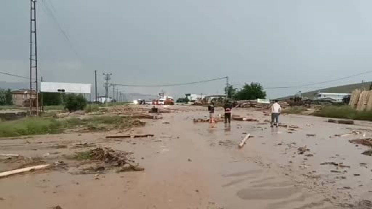 Elazığ-Tunceli Karayolu Sel Nedeniyle Ulaşıma Kapandı