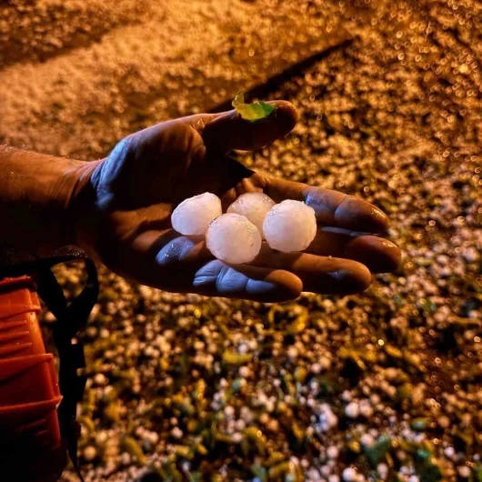 Elazığ'da ceviz büyüklüğünde dolu yağdı: Bozçavuş köyünde hayat durdu