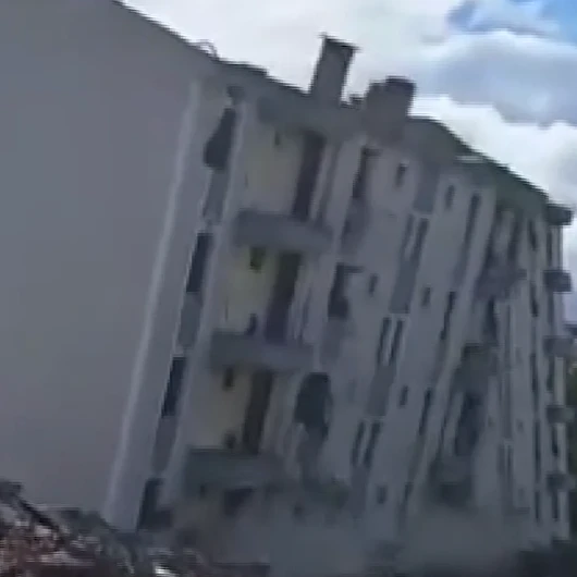 Elazığ'da Depremzede Bina Kepçeyle Yıkıldı: O Anlar Kamerada