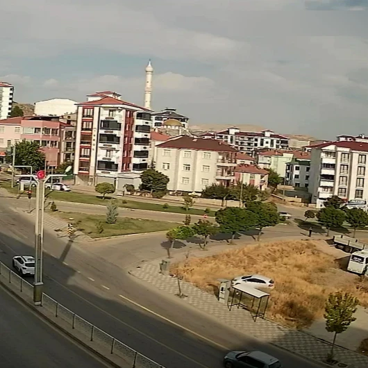 Elazığ'da el freni unutulan otomobil tarlaya uçtu