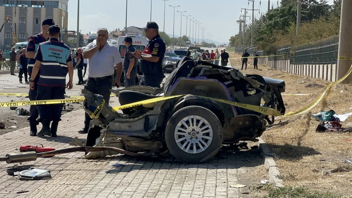 Elazığ'da feci kaza: Otomobil ikiye bölündü! 2 ölü, 2 yaralı