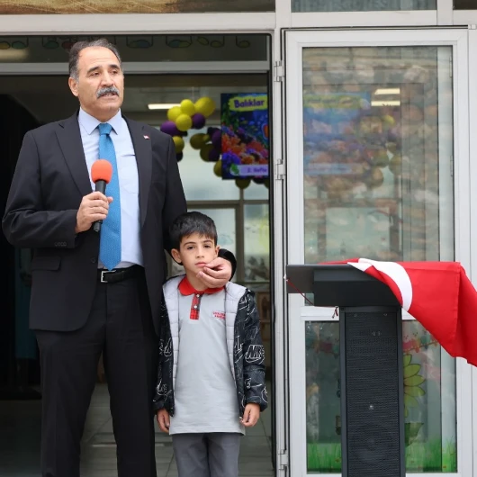 Elazığlı Minik Miran'ın Bayrak Sevgisi Ödüllendirildi