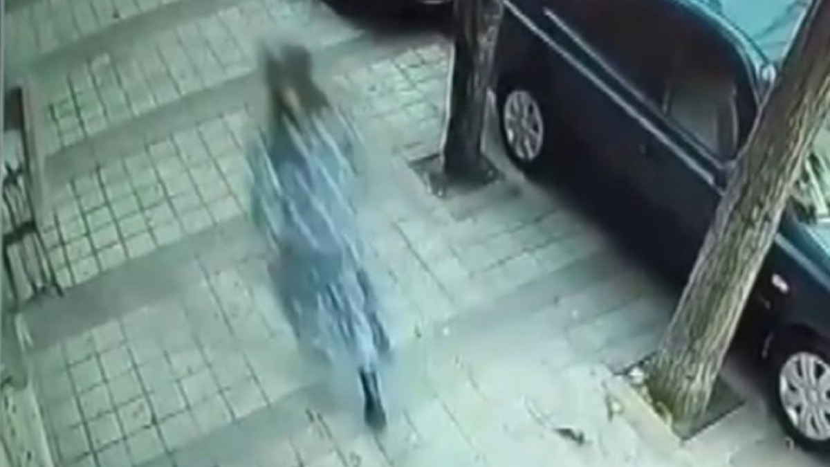 Elbise Giyip Hırsızlık Yapan Şüpheliyi Mahalleli Yakalattı