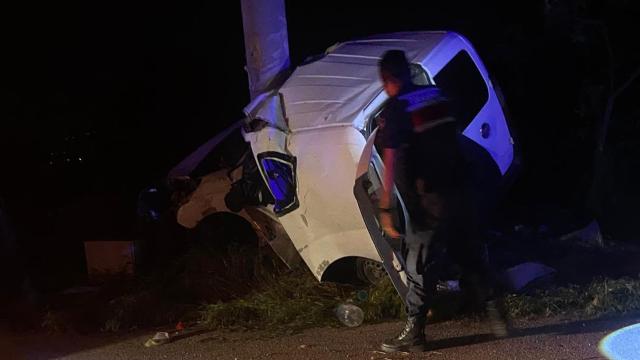 Elektrik direğine çarpan hafif ticari araç hurdaya döndü: 2 ölü, 2 yaralı