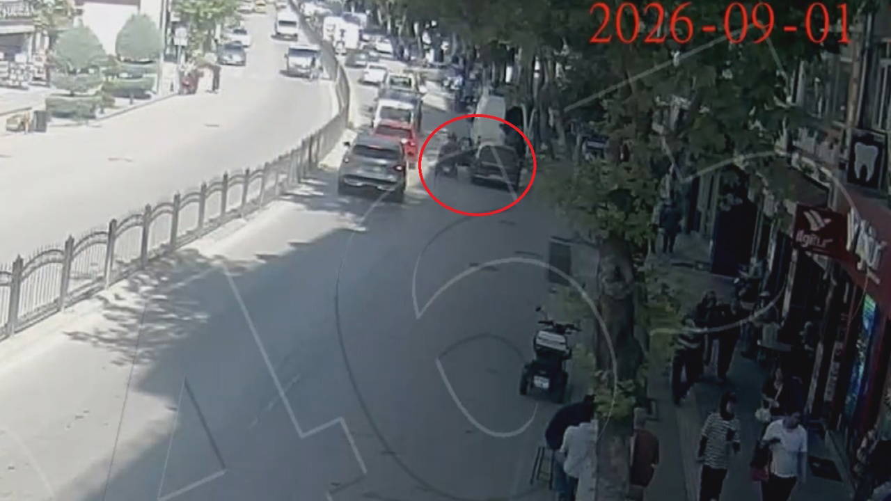 Elektrikli Bisikletli Kadının Yüzüne Araç Kapısı Çarptı: Gözlük Camı Saplandı
