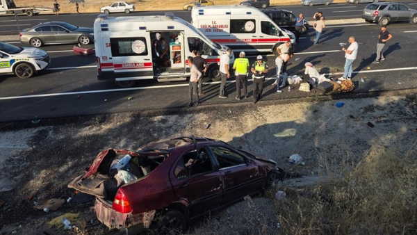 Elmadağ'da feci kaza: Karşı şeride geçen otomobil 2 araca çarptı, 1 ölü 7 yaralı