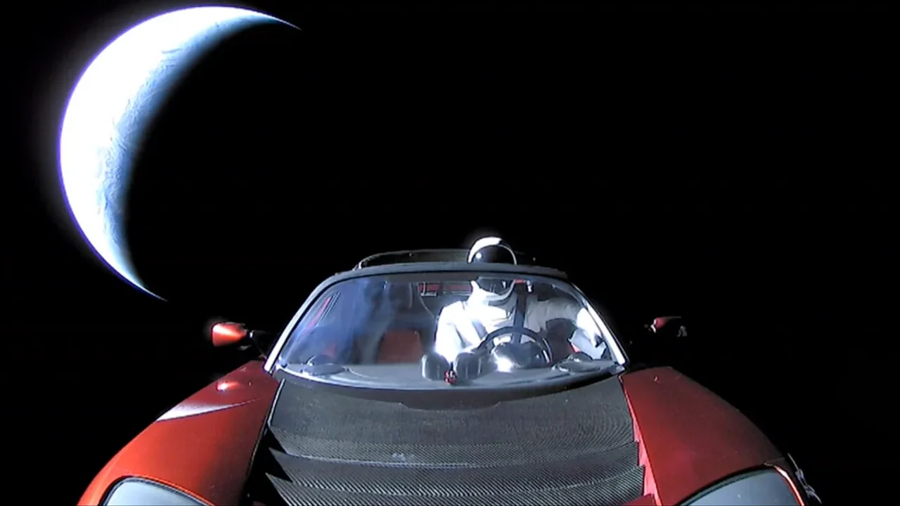 Elon Musk Uçan Tesla Roadster'ın Tanıtımını Ağustos'a Erteledi