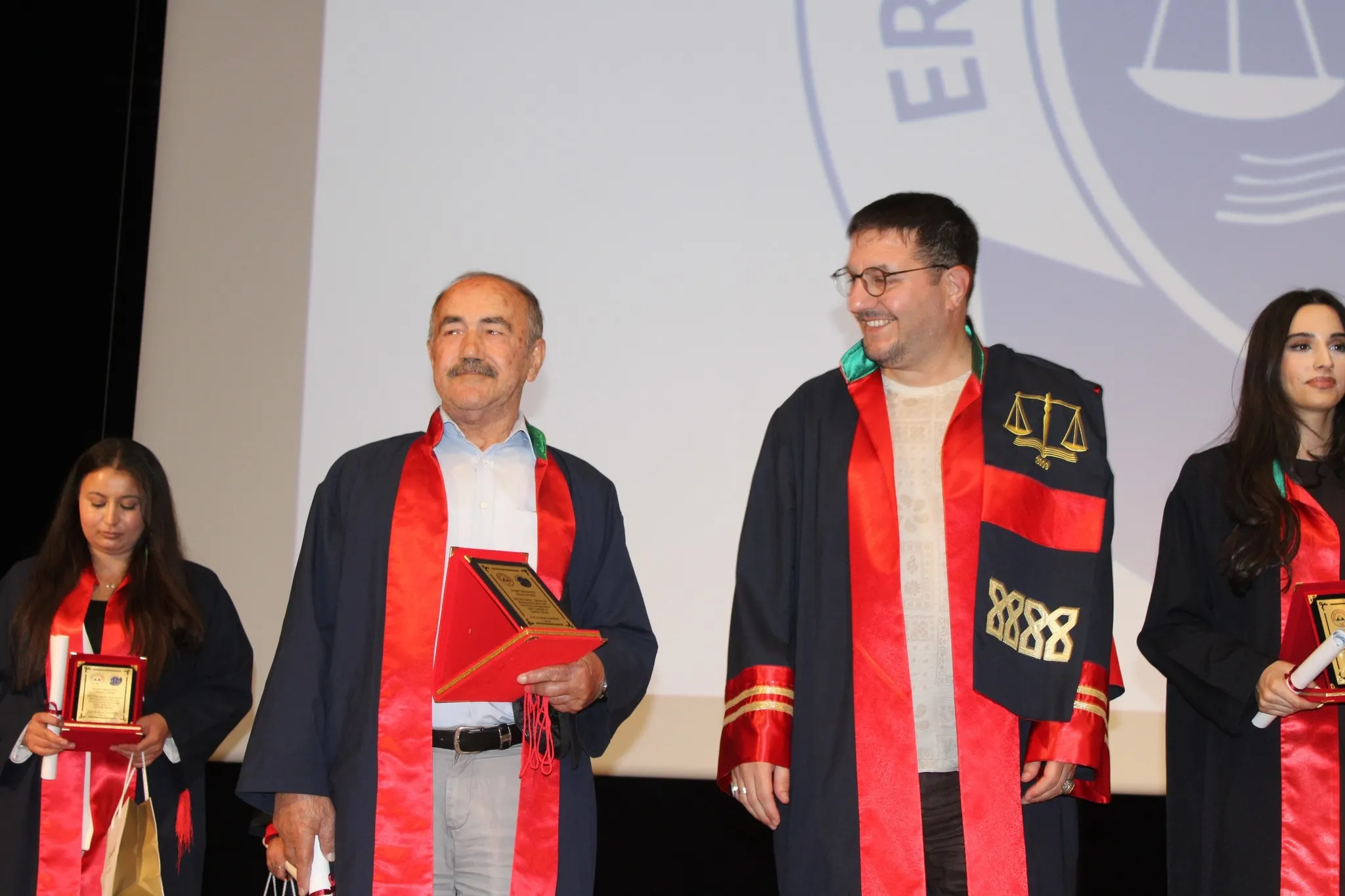 40 yıl öğretmenlik yaptı, 79 yaşında avukat oldu