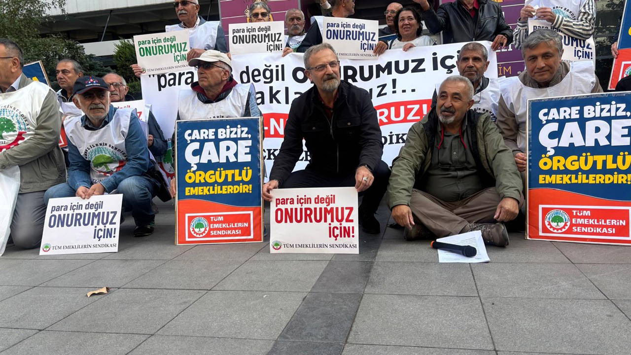 Emekliler Ali Şekeroğlu Için Oturma Eylemi Yaptı: 'Para Için Değil Onurumuz Için