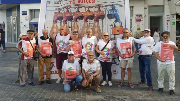 Emekliler İzmir'de 'Sessiz Çığlık'la Meydanlarda