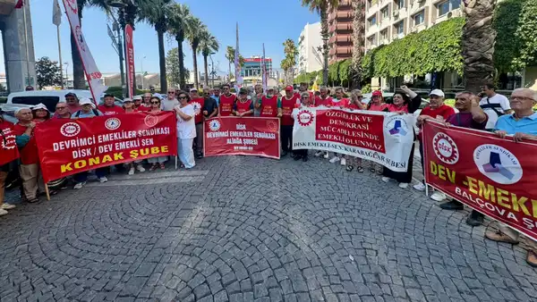 Emekliler İzmir'de meydana indi: 'İnsanca ve onurlu emeklilik istiyoruz