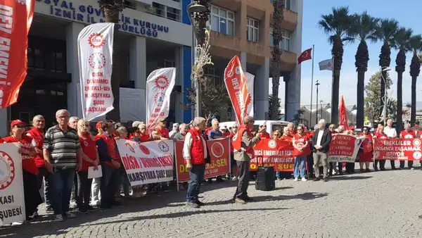 Emekliler Seyyanen Artış İçin SGK Önünde: 'Sadaka Değil, Hakkımızı İstiyoruz
