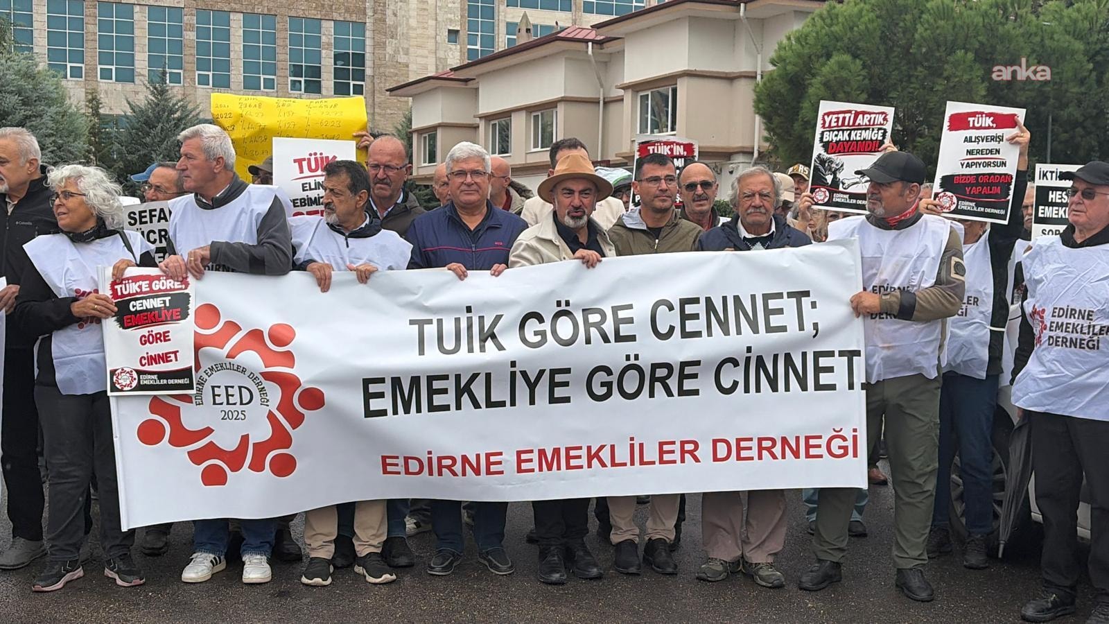 Emekliler TÜİK Önünde: 'Geçinemiyoruz' Eylemi