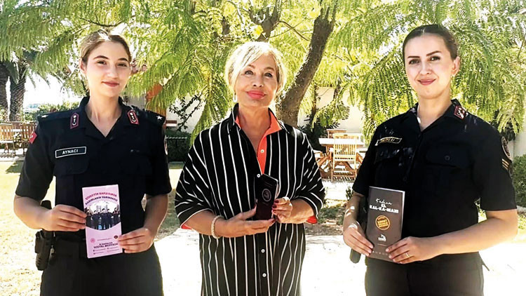 Emel Sayın'dan KADES çağrısı: 'Yardım bir dokunuş kadar yakın