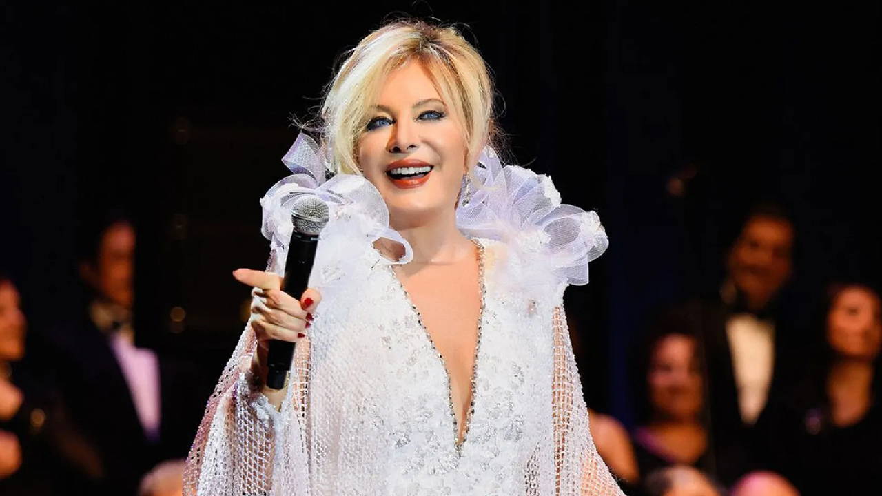 Emel Sayın'dan sevenlerini üzen Konserlerini erteledi, tedavi görecek