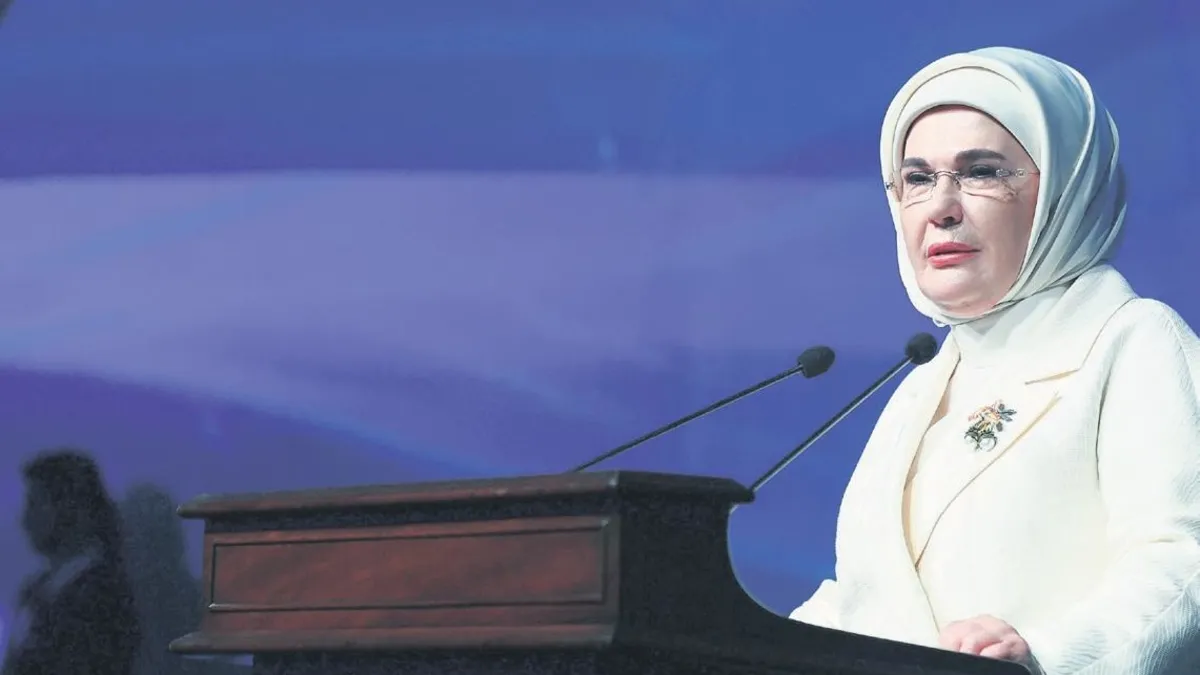 Emine Erdoğan'dan Bakan Kurum'a dip çamuru tebriği