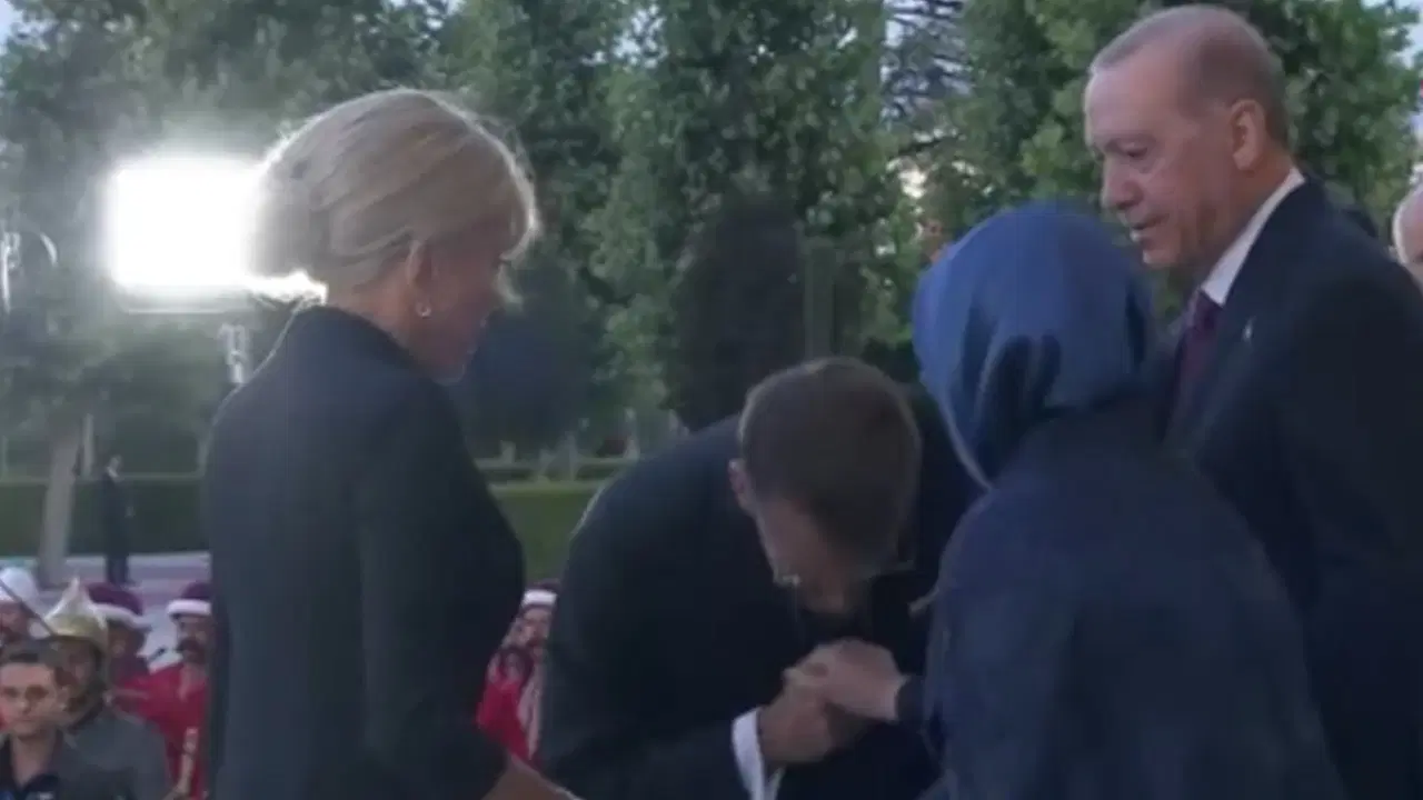 Emine Erdoğan, Macron'un el öpme girişimine izin vermedi