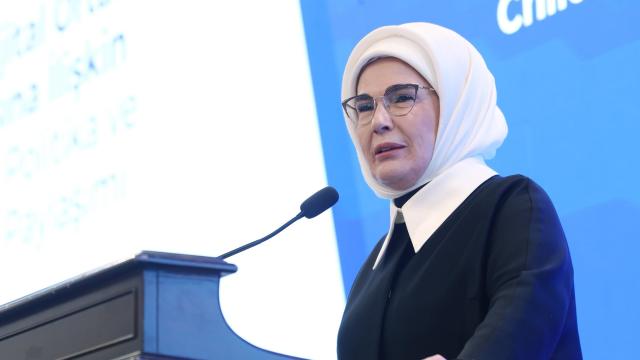 Emine Erdoğan'dan Marmara Denizi'ne dip çamuru temizliği vurgusu