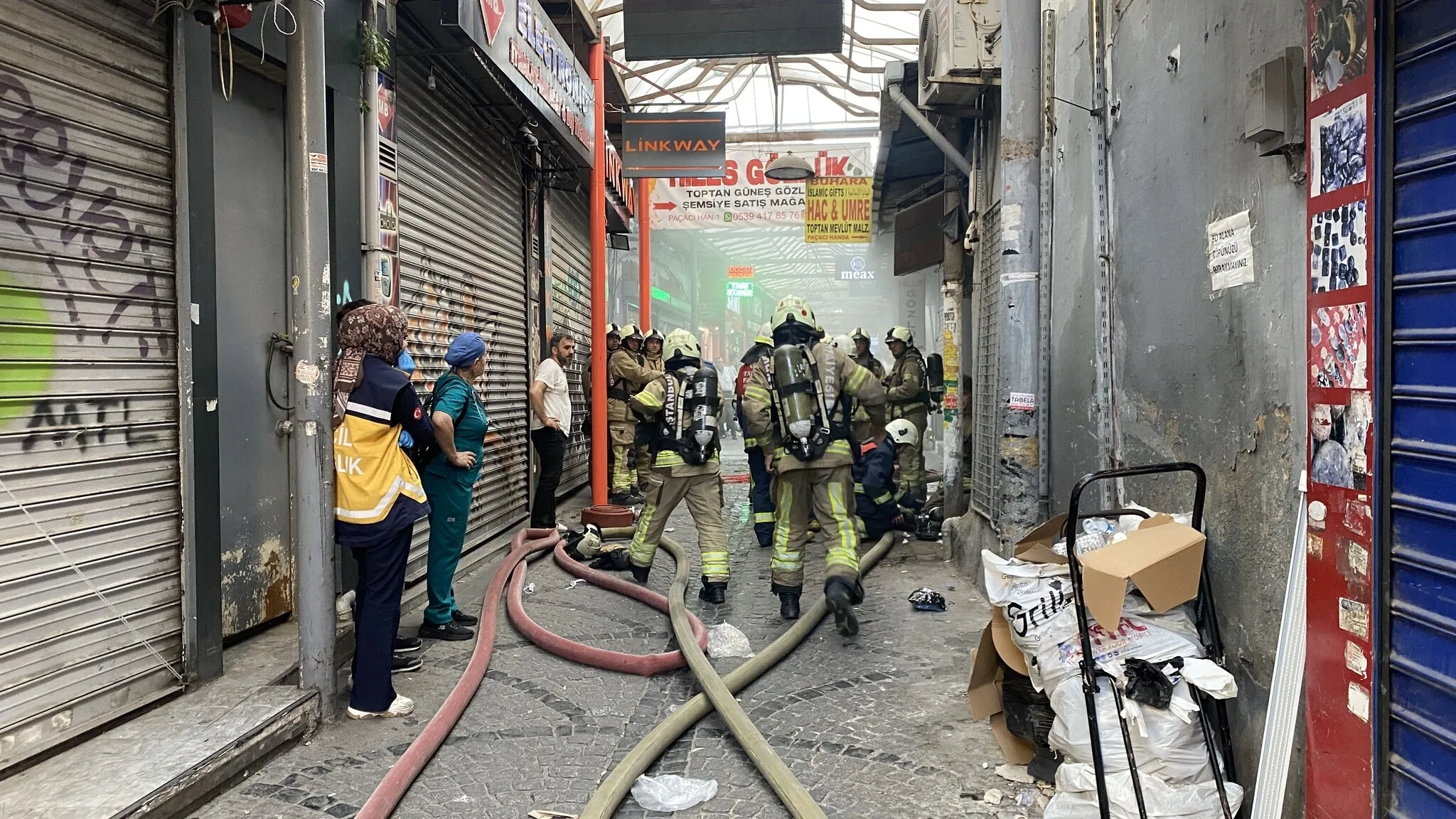 Eminönü'nde Tarihi Handaki Yangın Kontrol Altına Alındı