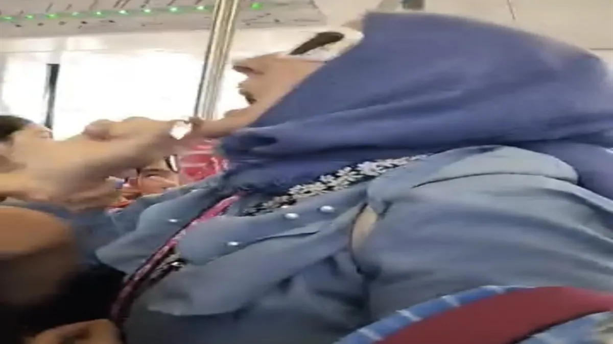 Eminönü'nde tramvayda yer kavgası: İki kadın birbirine girdi