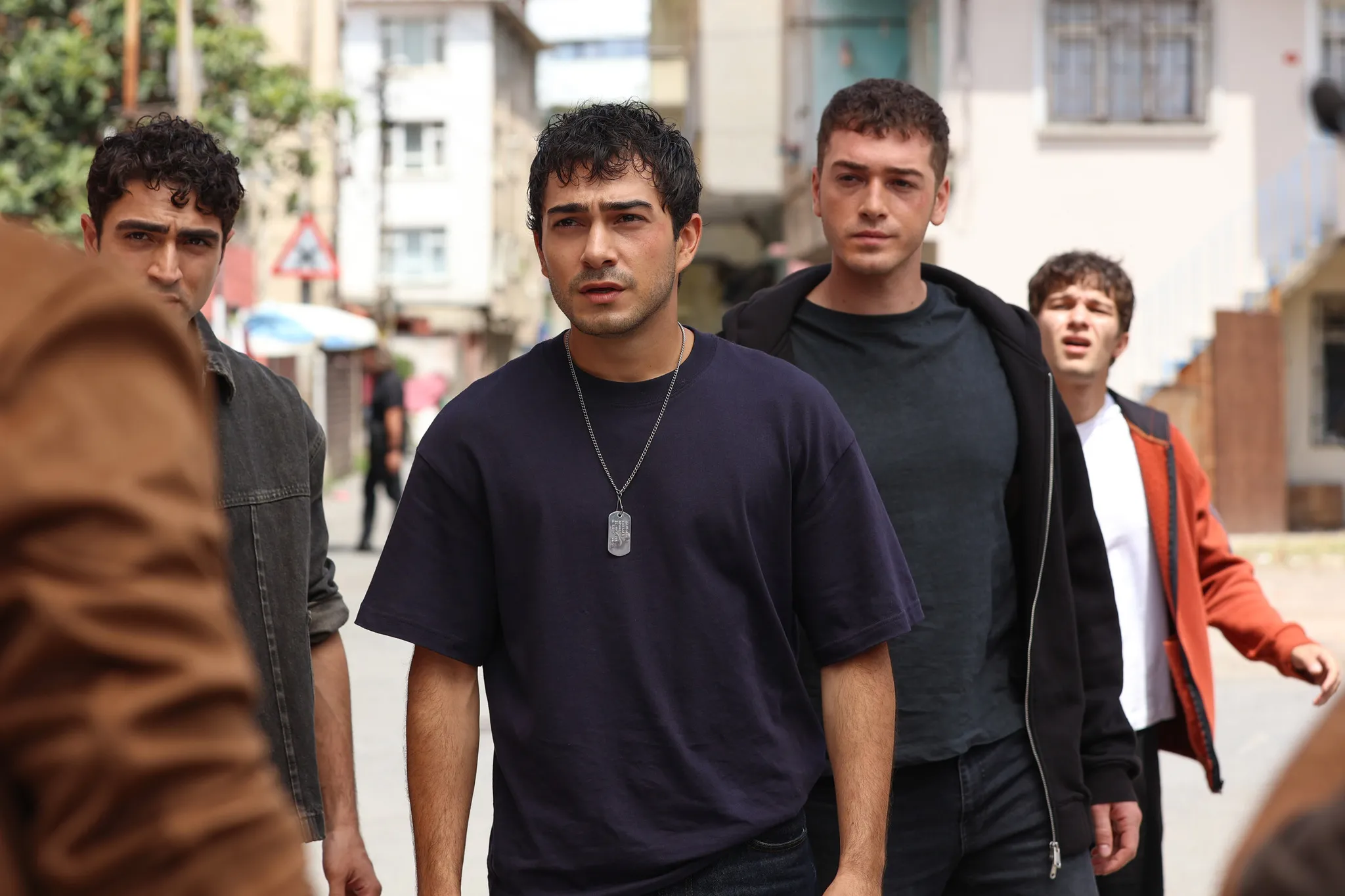 Emir ve Uzay ölümle burun buruna! Altı Üstü İstanbul yeni bölümü izleyiciyi ekrana kilitledi
