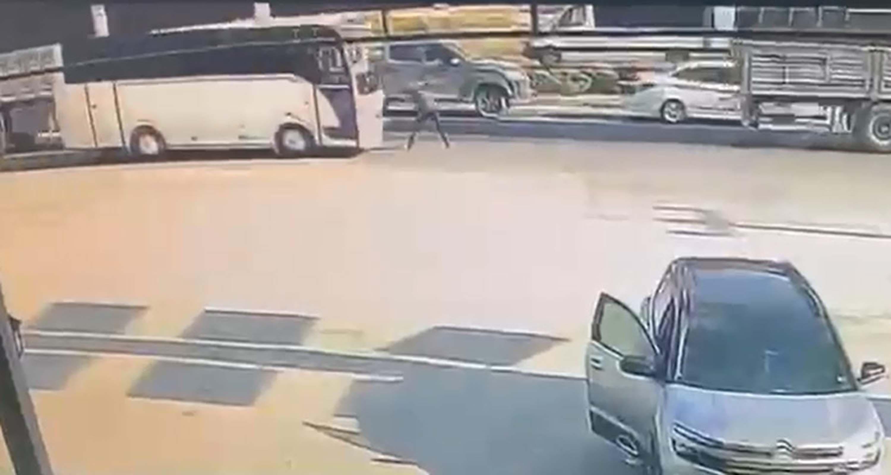 Emniyet şeridinde midibüs çarpması: Servis şoförü hayatını kaybetti