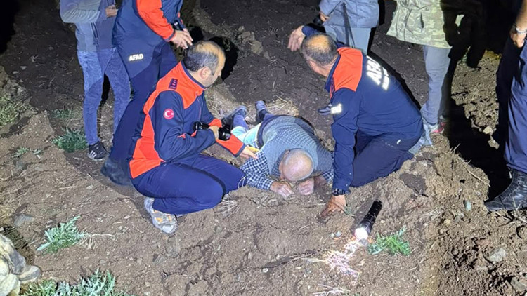 Endişe Dolu Saatler: Kaybolan Yaşlı Adam Dağda Uyurken Bulundu