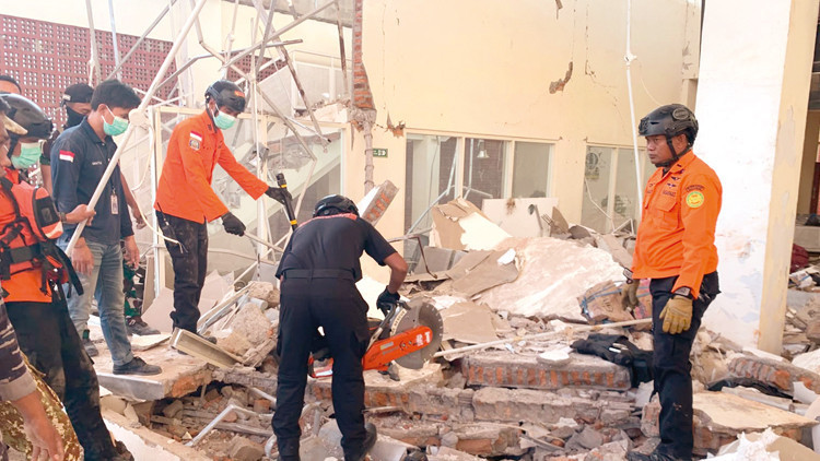 Endonezya'da 7,7 Büyüklüğünde Deprem: 47 Ölü, Yaralılar Var