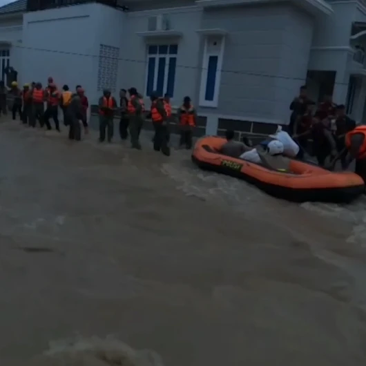 Endonezya'da sel sonrası tahliye çalışmaları sürüyor