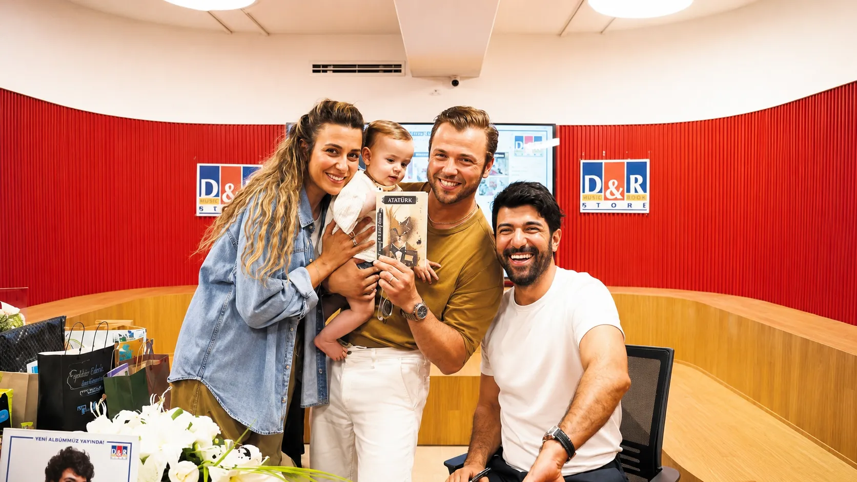 Engin Akyürek kitap gelirini depremzedelere bağışladı