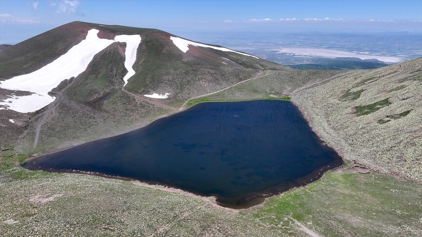 Erciyes Dağı eteklerindeki Sarıgöl kar sularıyla doldu