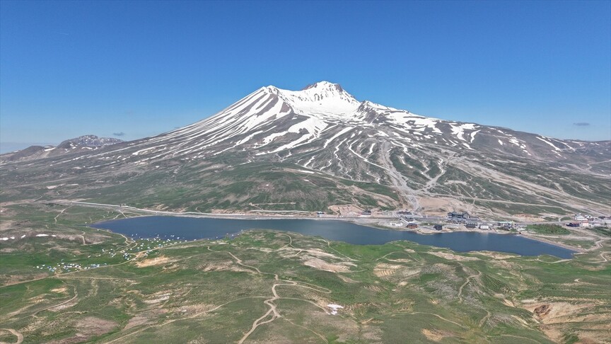 Erciyes'te kuraklık bitti: Tekir Göleti kar sularıyla yeniden doldu