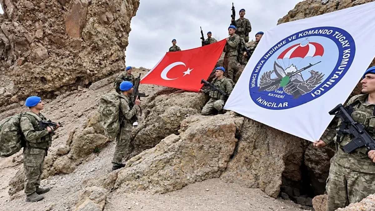 Erciyes’in zirvesinde komando marşı