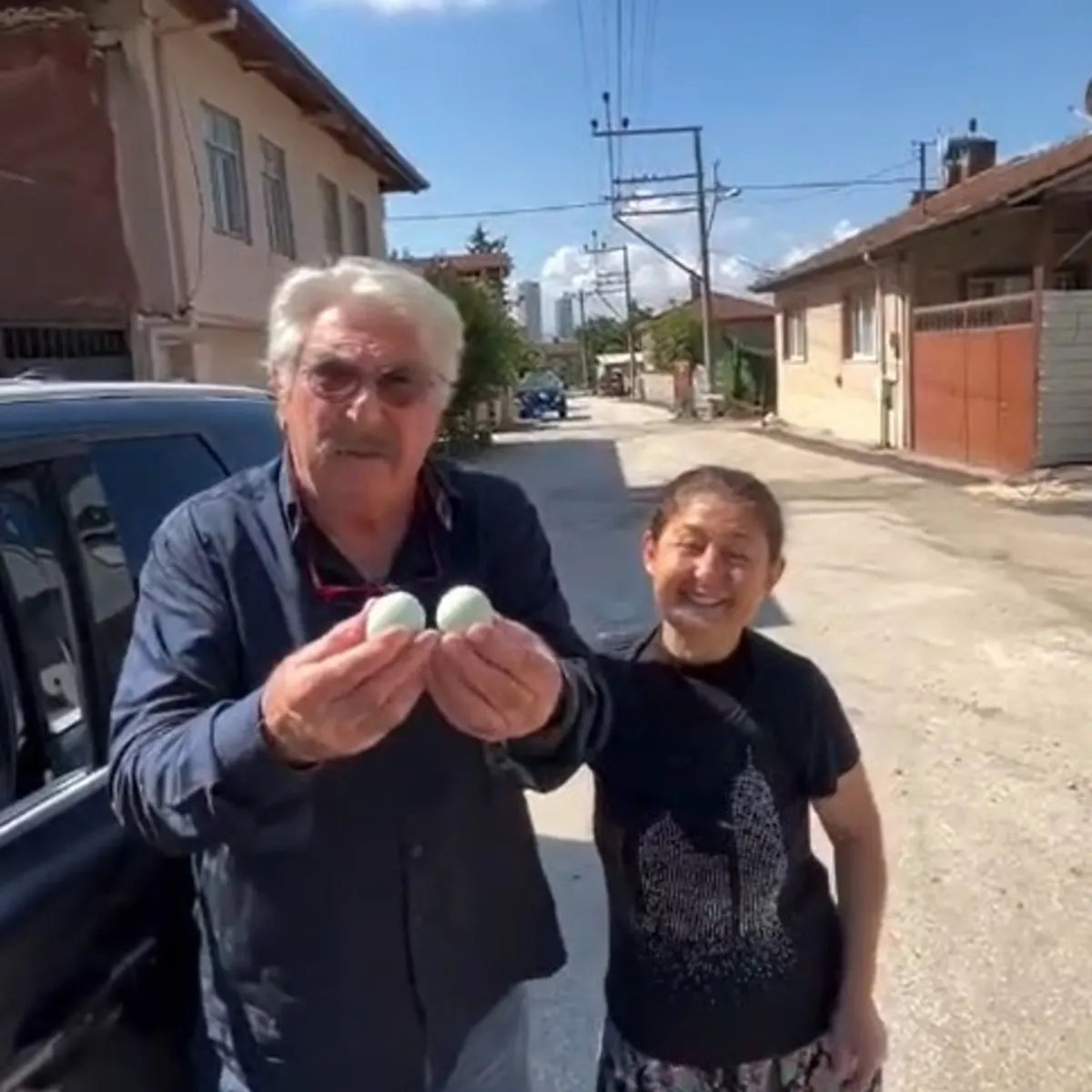 Erdal Özyağcılar Bursa'da Yol Tarifi İsterken Mavi Yumurta Sürpriziyle Karşılaştı