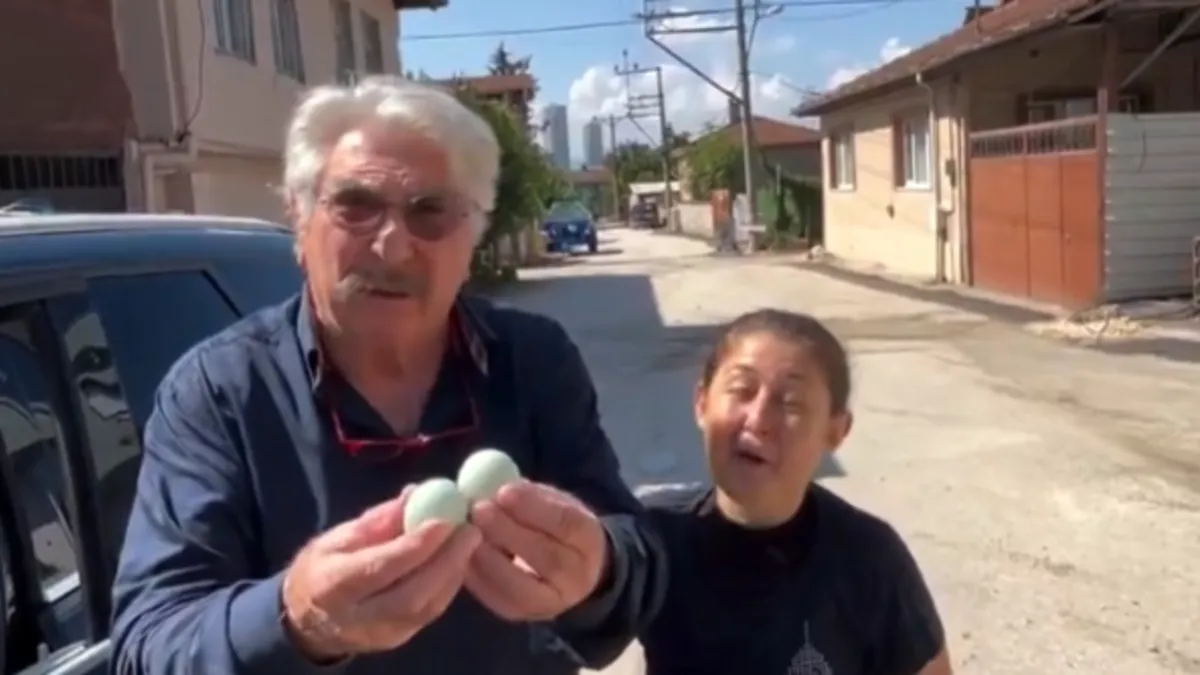 Usta Oyuncu Erdal Özyağcılar Yol Tarifi Sorarken Mavi Yumurta Hediyesi Aldı