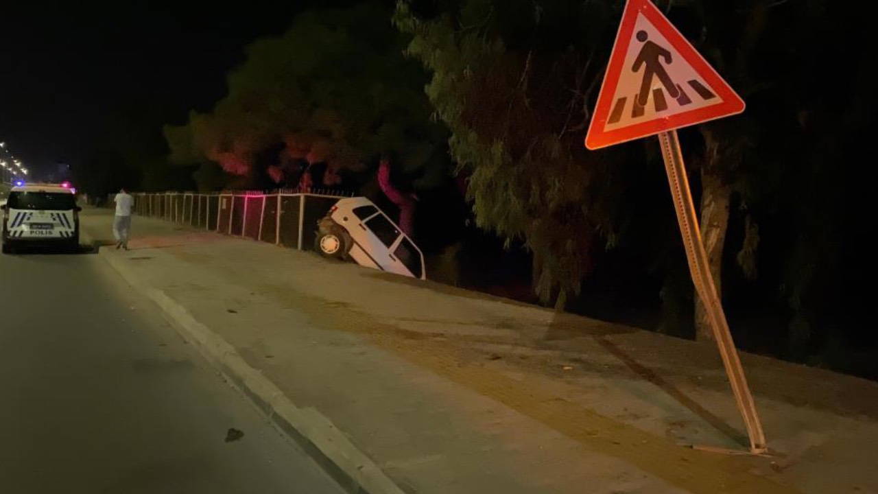 Erdemli'de Kaza: Otomobil Tabiat Parkı Girişinde Asılı Kaldı, 2 Yaralı