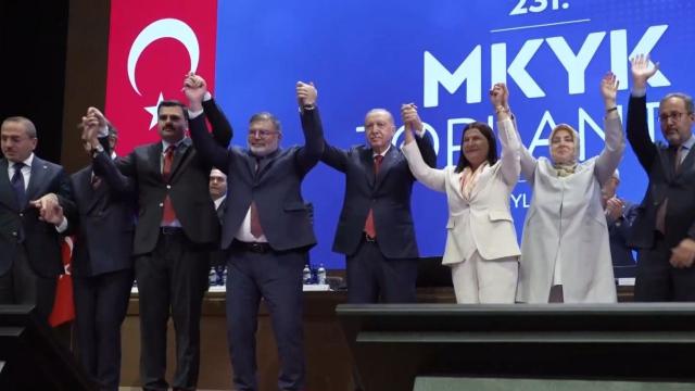 Erdoğan 4 Belediye Başkanına AK Parti Rozeti Taktı