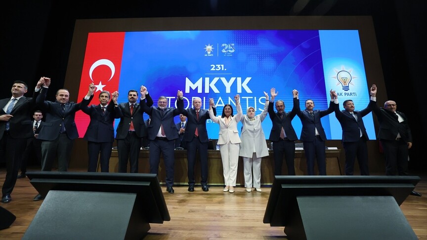 Erdoğan, AK Parti'ye Katılan 4 Belediye Başkanına Rozet Taktı