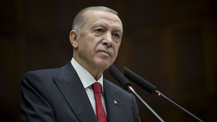 Erdoğan, Anne ve Babasının Kabirlerini Ziyaret Etti