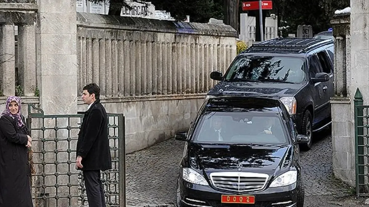 Erdoğan'dan Arife Günü Kabristan Ziyareti: Anne ve Babasına Dua
