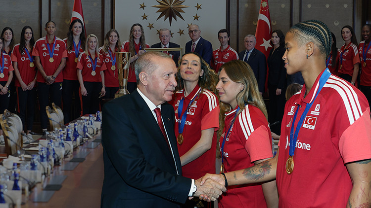 Erdoğan, Avrupa Şampiyonu Filenin Sultanları'nı Kabul Etti